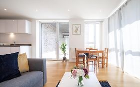 La Creme 1 Bed Apartment - Canning Town
